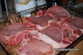 Carne de porc cu marinadă uscată pe o grătar sau pană de panificație - paletă de gătit