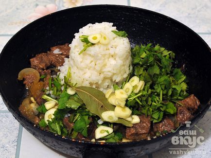 Carne de vită coaptă cu ceapă și orez la domiciliu (rețetă foto pas cu pas)