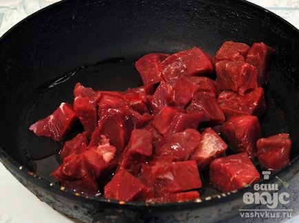 Тушкована яловичина з цибулею і рисом по-домашньому (покроковий фото рецепт)