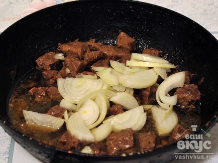 Carne de vită coaptă cu ceapă și orez la domiciliu (rețetă foto pas cu pas)