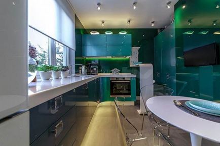 Кутова зелена кухня 10 кв м під вікна - фото кухонний двір