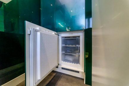 Bucătărie verde pe colț de 10 mp sub ferestre - curte de fotografie din bucătărie