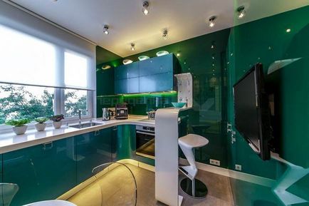 Bucătărie verde pe colț de 10 mp sub ferestre - curte de fotografie din bucătărie