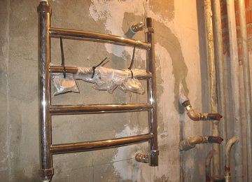 Instalarea unui încălzitor de prosop de perete în baie cu propriile mâini, sfaturi și recomandări din partea specialiștilor