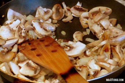 Placinta delicioasă cu pui și ciuperci presărate cu semințe de susan