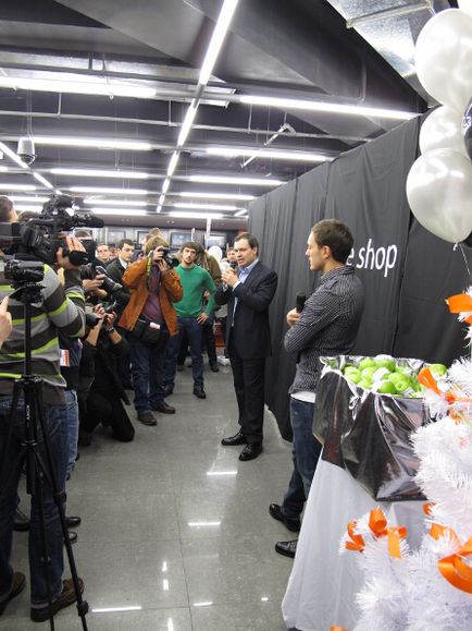 У Москві відкрився перший apple shop