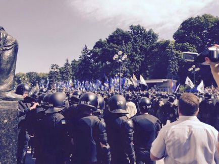 În centrul revoltelor din Kiev, ca urmare a deciziei Consiliului Suprem, politologul