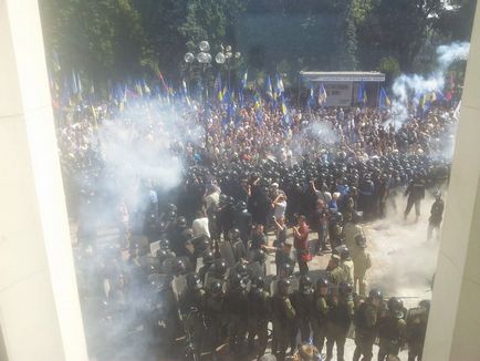 În centrul revoltelor din Kiev, ca urmare a deciziei Consiliului Suprem, politologul