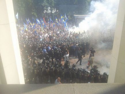 În centrul revoltelor din Kiev, ca urmare a deciziei Consiliului Suprem, politologul