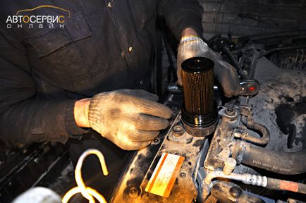 Înlocuirea uleiului și a filtrului de ulei pe piesa de tatare, reparații auto