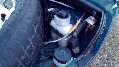 Protecția compartimentului motorului împotriva murdăriei și a ruginei în câmp (VAZ 2121, 2131)