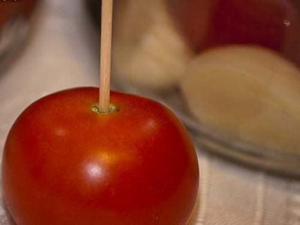 Pickle de tomate într-un butoi din lemn de stejar, cada