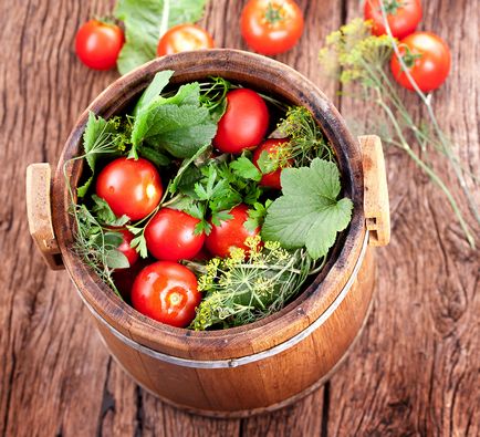 Pickle de tomate într-un butoi din lemn de stejar, cada