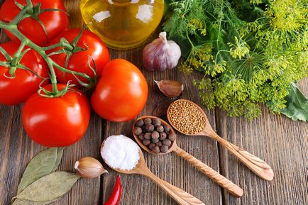 Pickle de tomate într-un butoi din lemn de stejar, cada