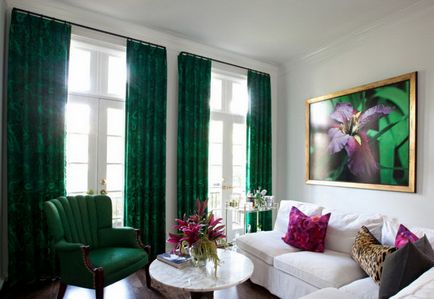 Zöld függönyök nyugodt a házban