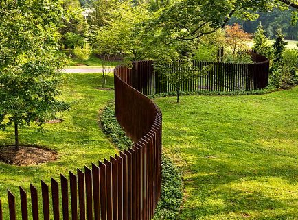17 Garduri neobișnuite care vor deveni un cadru elegant al unei zone suburbane
