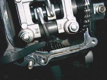 Motorul în patru timpi, reglarea degajării ventilului, repararea scuterului