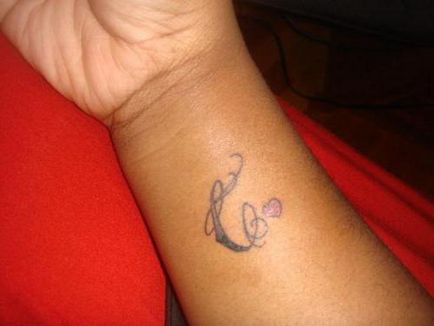 Hogy lehet olyan tetoválást a levél „c”