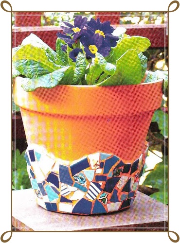 Квітковий горщик, прикрашений мозаїкою з битою плитки, практичне рукоділля з підручних матеріалів