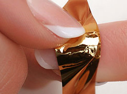 Дизайн для нігтів - чорний опал в золотій оправі - покрокові фотографії