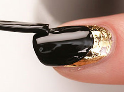 Design pentru unghii - opal negru în cadru de aur - fotografii pas cu pas