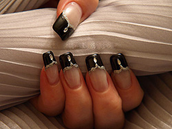 Дизайн для нігтів - чорний опал в золотій оправі - покрокові фотографії