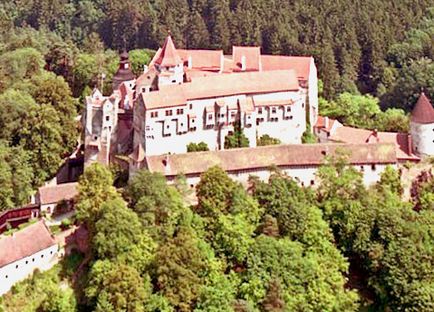Готичний середньовічний замок Пернштейн в південно-східній Чехії