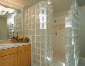 Care este mai bine să alegeți partiții din sticlă pentru baie