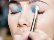 Milyen szép és megfelelően töltsük fel szemhéjpúder, berendezések és tippeket make-up