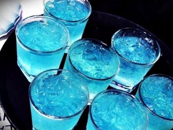 Cum să gătești un cocktail simplu din Manhattan