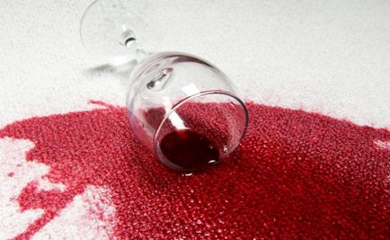 Как да се оттегли от червено вино петна от дрехи, диван, килим