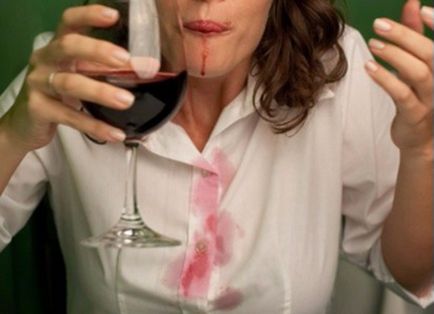 Как да се оттегли от червено вино петна от дрехи, диван, килим