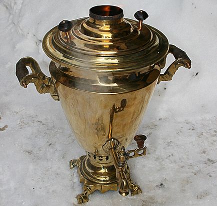 Cum se fierbe apa într-un samovar de cărbune (test de viteză)