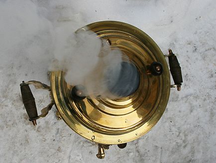 Cum se fierbe apa într-un samovar de cărbune (test de viteză)