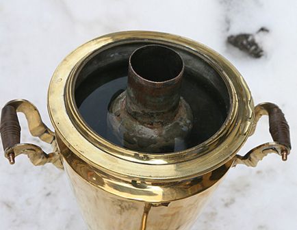 Cum se fierbe apa într-un samovar de cărbune (test de viteză)