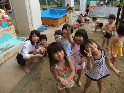 Konnichiwa club - дитячі сади в Японії