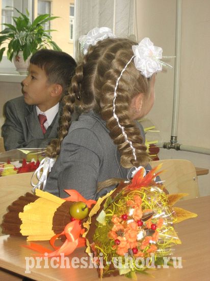 Pigtailek szeptember 1 lányok 1, 2, 3, 4. osztály (nő) Pigtailek szeptember 1 lányok számára 1, 2, 3, 4 osztály