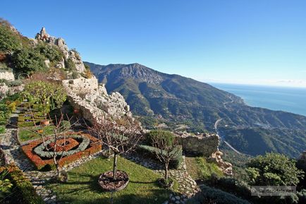 Menton (menton), égszínkék parton, Franciaország