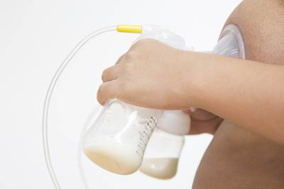 Trebuie să exprim laptele după hrănire?