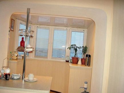 Combinând un balcon cu o fotografie de bucătărie, un design de la o mică la o bucătărie mare
