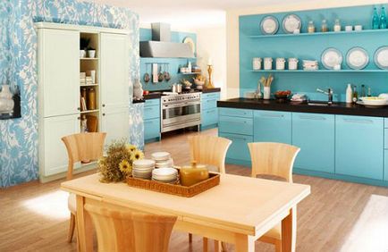 O panoramă a camerelor cu tapet albastru, o fotografie a unui interior de cameră de zi, o bucătărie, un dormitor și o pepinieră cu tapet în