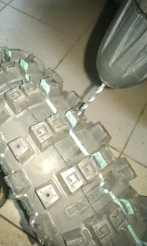 Роботи з шипування гуми для Питбайк або кросового мотоцикла (частина 1)