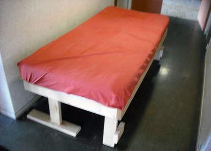 Un pat pliabil cu mâinile tale pentru un garaj sau o cabana, design interior