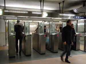 Metroul din Paris, cartierul defensiv