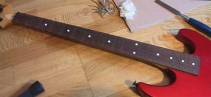 Változtatás basszusgitár bund eltávolítása (küszöbök) Átalakítás basszusgitár bund eltávolítás