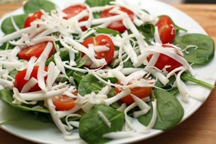 Mănâncăm delicioase și ușor salate cu spanac