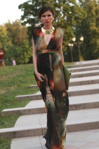 Сукні із завищеною талією моделі нового сезону на 50 фото