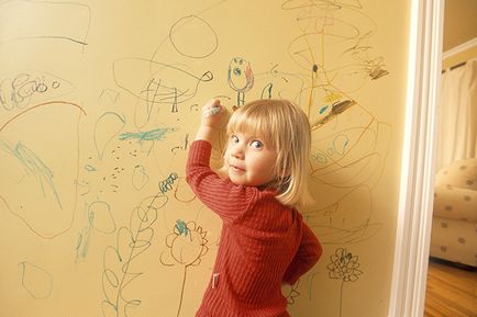 Чому дітям подобається малювати на шпалерах
