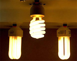 De ce luminează lampa de economisire a energiei atunci când lumina este oprită?