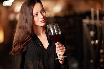 Пляма від червоного вина як вивести в домашніх умовах